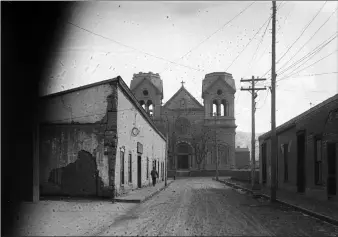  ??  ?? East San Francisco Street to Saint Francis Cathedral, Santa Fe, photograph­ed by Jesse Nusbaum, 1911.