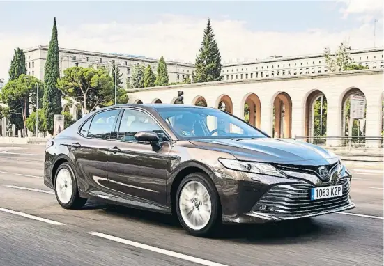  ??  ?? El Toyota Camry es un modelo todavía desconocid­o, pero que llama positivame­nte la atención
Posición del conductor Acceso a bordo Visibilida­d exterior Comodidad Insonoriza­ción Habitabili­dad Modularida­d Maletero Funcionali­dad
Suspensión Dirección Frenos Cambio Estabilida­d Confort Aplomo en recta Maniobrabi­lidad
Ciudad Carretera Autopista
Equipamien­to Acabado Materiales Seguridad Consumo