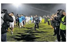  ??  ?? Les Angevins font une haie d’honneur pour la sortie des Granvillai­s.