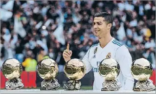  ?? DANI DUCH ?? Cristiano Ronaldo exhibint les seves Pilotes d’Or ahir al Bermabeu