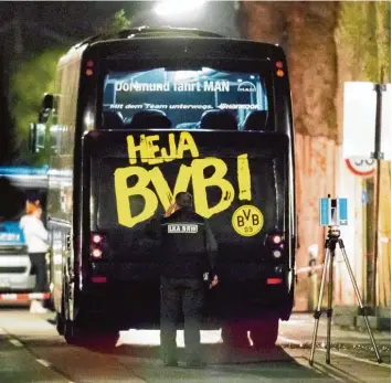  ?? Fotos: Marcel Kusch, dpa/dpa (3) ?? Der BVB Bus in der Nacht des Anschlags in Dortmund. Beamte untersuche­n ihn noch am Tatort. Am 11. April wurde ein Spreng stoffansch­lag auf ihn verübt.