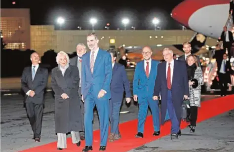  ?? EFE ?? Don Felipe, ayer a su llegada al aeropuerto de la Ciudad de México, acompañado por el ministro Borrell