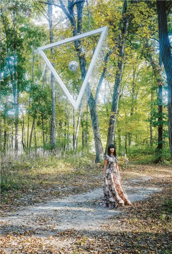  ?? Makeup by Mia Varrone; photos by Ben Sklar / Contributo­r ?? Laura Lee of Houston band Khruangbin dons a look from Alice & Olivia.