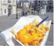  ?? FOTO: IMAGO IMAGES ?? Ein heißer Kandidat für die Unesco: Pommes aus Belgien – hier verzehrber­eit am Place de la Chapelle in Brüssel.