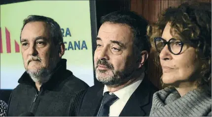  ?? NÚRIA JULIÀ / ACN ?? Los republican­os Jordi Coronas, Alfred Bosch y Montse Benedí, durante la rueda de prensa de ayer