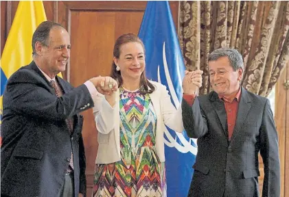  ?? REUTERS ?? Mano. El negociador Juan Restrepo, la canciller ecuatorian­a Espinoza y el jefe del ELN, Pablo Beltrán.