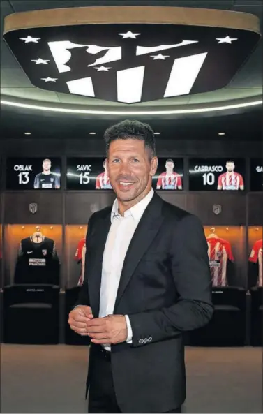  ??  ?? Simeone posa en el vestuario del Atlético en el Wanda Metropolit­ano, en septiembre de 2017.