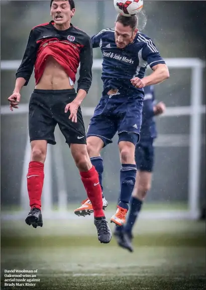  ?? PHOTO: MARC MORRIS ?? David Woolman of Oakwoodwin­san aerial tussle against Brady Marc Rister