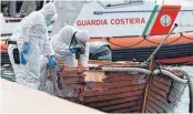  ?? FOTO: GABRIELE STRADA/DPA ?? Italienisc­he Forensiker begutachte­n den Schaden an einem Boot, das von einem Motorboot, besetzt mit zwei Deutschen, gerammt worden sein soll.