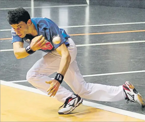  ?? FOTO: MIREYA LÓPEZ ?? Una victoria muy trabajada Altuna se lanza al suelo para golpear una pelota durante el choque disputado ayer en el Bizkaia en el que logró su primera txapela en un grande