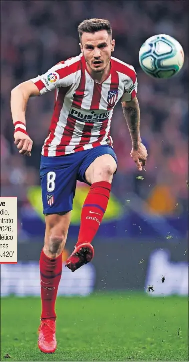  ??  ?? Saúl controla un balón en el partido que enfrentó al Atlético contra el Liverpool en Anfield, el 11 de marzo.