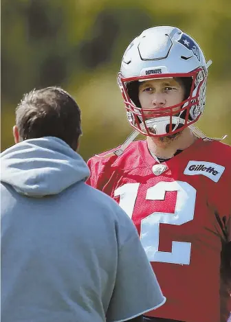  ?? STAFF PHOTO BY NANCY LANE ?? MEETING OF THE MINDS: Tom Brady chats with coach Bill Belichick in practice earlier this week as the Patriots prepare to host the Dolphins tomorrow.