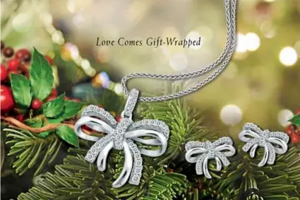  ??  ?? Unlock the heart of your loved ones with the Diamond & Platinum Estrella Keys (left) or wrap your love in the Love Comes Gift-Wrapped ribbon-inspired designs with diamonds set in white gold.