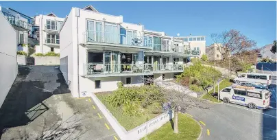  ?? PHOTO: SUPPLIED ?? Top of the pops . . . This Blue Peaks apartment fetched almost $1.4 million at auction last week.