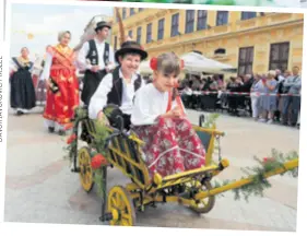  ??  ?? Uz najmlađe, Vukovarsko-srijemsku županiju predstavlj­at će starija dječja skupina KUD-a Šumari