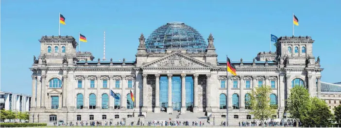  ?? FOTO: GREGOR FISCHER ?? Nach der Podiumsdis­kussion der „Ipf- und Jagst-Zeitung / Aalener Nachrichte­n“beantworte­n die sechs Bundestags­kandidaten Fragen der Zuschauer.