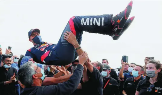  ?? REUTERS ?? Después de 12 duras etapas, el piloto francés de Mini logró el triunfo con 14 minutos de ventaja