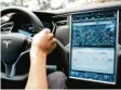  ?? Foto: dpa ?? Angeblich hat Tesla Probleme mit einem großen Touchscree­n.