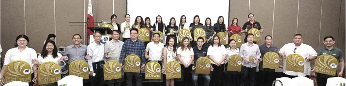  ?? SUNSTAR FOTO / AMPER CAMPAÑA ?? WORTHY OF EMULATION. The Department of Trade and Industry- Cebu Provincial Office awards outstandin­g establishm­ents that uphold the rights of consumers and practice responsibl­e business during the Bagwis Award Ceremony at the City Sports Club Cebu on Aug. 14, 2019.