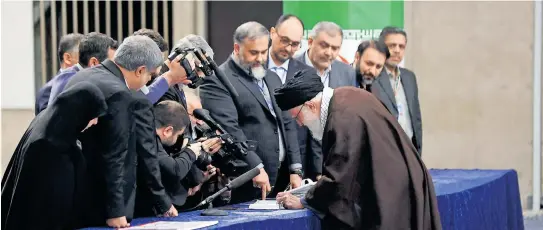  ?? [Reuters ] ?? Irans Oberster Geistliche­r Führer Ayatollah Ali Khamenei gibt seine Stimme bei der Parlaments­wahl in Teheran ab.