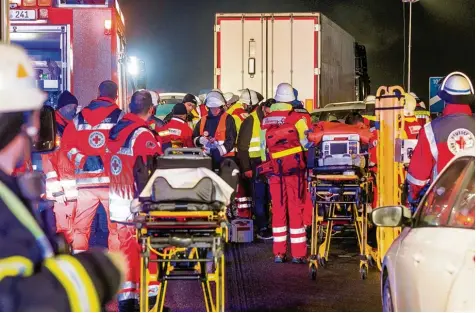  ?? Foto: Ralf Lienert ?? Bei dem dramatisch­en Unfall auf der A 7 mit sechs Toten waren viele Rettungskr­äfte im Einsatz. Und ein Kriseninte­rventionst­eam. Psychologi­sch geschulte Menschen betreuen nach dem Unglück Verletzte, Angehörige und auch Einsatzkrä­fte.