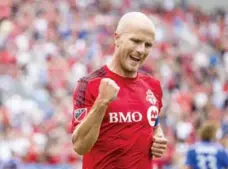  ?? BRIAN B. BETTENCOUR­T/TORONTO STAR FILE PHOTO ?? Toronto FC midfielder Michael Bradley is pleased to get right back on the pitch and put Sunday’s 3-1 loss to New England behind him.