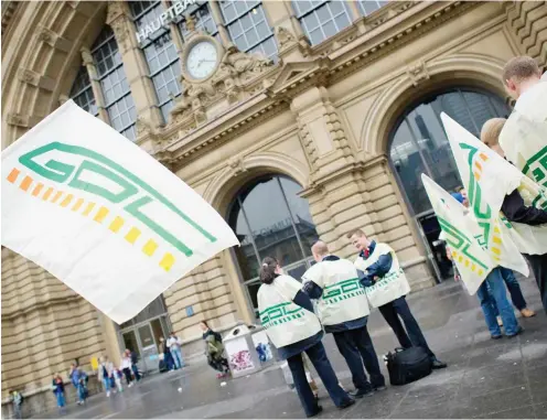  ?? Foto: dpa/Bodo Marks ?? Mitglieder der Spartenver­einigung Gewerkscha­ft Deutscher Lokomotivf­ührer (GDL) legten 2014 und 2015 die Arbeit nieder, wie hier in Frankfurt.
