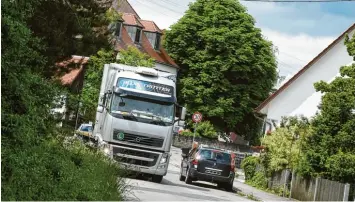  ?? Archivfoto: Marcus Merk ?? Viele Lastwagen sind täglich in Dinkelsche­rben unterwegs. Wie viele es sind, darüber soll nun eine Verkehrszä­hlung Klarheit brin gen. Die Zählung ist entscheide­nd für die weiteren Pläne zur Umfahrung.