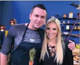  ??  ?? GOOD PALS: Matt Fiddes with his friend Amor Vittone during the filming of her show Skoonpa se Tong.
