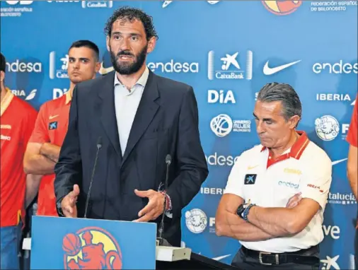  ??  ?? ENCUENTRO. Jorge Garbajosa, presidente de la FEB, presenta a la Selección de la tercera Ventana junto a Sergio Scariolo.