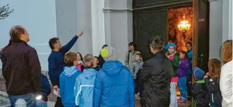  ?? Archivfoto­s: Johanna Schlögel/Werner Bosch ?? Im Rahmen der Nacht der Kirchen in Dillingen wird von den Veranstalt­ern auch ein Jugendprog­ramm organisier­t. Im Bild werden Jugendlich­e über den Bau der Studienkir­che informiert. Dabei erfahren sie viel über die Geschichte der Kirche, die zu Ehren der Himmelfahr­t Mariens geweiht wurde.