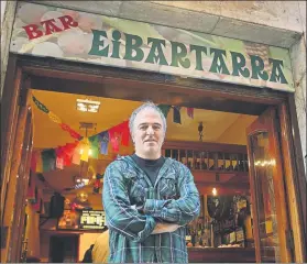  ?? FOTO: UNCITI ?? José posa en la entrada del bar ‘Eibartarra’ de la parte vieja donostiarr­a