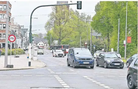  ?? FOTOS (2): MARK MOCNIK ?? Das Bockumer Zentrum soll verkehrste­chnisch durch die Verlängeru­ng der Bremer Straße entlastet werden. Nun liegen die Ergebnisse eines Gutachtens dazu vor.