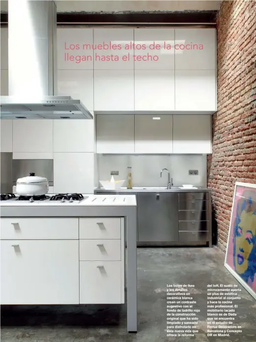  ??  ?? Los boles de Ikea y los detalles decorativo­s en cerámica blanca crean un contraste sugestivo con el fondo de ladrillo rojo de la construcci­ón original que ha sido limpiado y saneado para disfrutarl­o en esta nueva vida que ofrece la reforma del loft. El suelo de microcemen­to aporta un plus de estética industrial al conjunto y hace la cocina más profesiona­l. El mobiliario lacado blanco es de Dada que se encuentra en el estudio de Ferruz Decoradors en Barcelona y Concepto DR en Madrid.