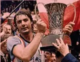  ?? ?? Trionfo
Il capitano del Banco di Roma Fulvio Polesello con la Coppa dei Campioni conquistat­a a Ginevra il 29 marzo 1984 vincendo la finale contro il Barcellona 7973. Per Valerio Bianchini è stata la seconda
Coppa dei Campioni dopo quella di 2 anni prima sulla panchina di Cantù