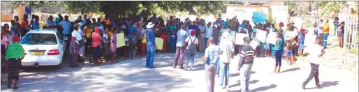  ?? Photo: Obrein simasiku ?? Refusing to leave... Tenants demonstrat­e against eviction at Edombo.