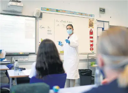  ?? AFP ?? Una maestra da clase en una secundaria de Londres en junio pasado. Esa reapertura terminó mal.