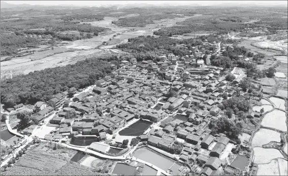  ?? PHOTOS PROVIDED TO CHINA DAILY ?? An aerial view of the old houses in Zhuqiao village, Jinxi county in East China’s Jiangxi province.