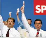  ??  ?? Bundeskanz­ler Gerhard Schröder (r.) boxte am 1. Juni 2003 in Berlin mit einem Leitantrag seine „Agenda 2010“durch.