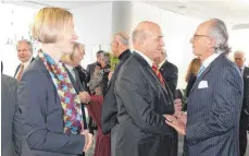  ?? FOTO: GABRIELE LOGES ?? Karl Friedrich Fürst von Hohenzolle­rn gratuliert Altlandrat Dirk Gaerte zum Geburtstag, links Landrätin Stefanie Bürkle.