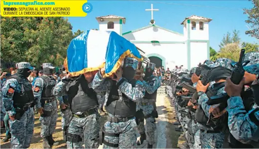  ??  ?? DESPEDIDA. AGENTES DE LA SECCIÓN TÁCTICA OPERATIVA DESPIDEN AL AGENTE LEMUS, ASESINADO EL VIERNES.