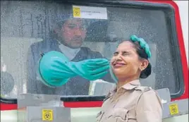  ?? HT PHOTO ?? ■
A health worker collects swab samples of a woman cop in Gurugram on Sunday,