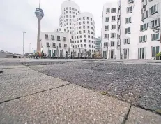  ?? RP-FOTO: HANS-JÜRGEN BAUER ?? Das Pflaster an den Gehry-Bauten ist an vielen Stellen schadhaft und nur notdürftig mit Asphalt geflickt.