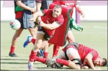  ?? (AP) ?? Wales’ Gareth Davies (center), and teammates work out in front of the spectators in Kitakyushu, western Japan on Sept 16 ahead of the Rugby
World Cup in Japan.