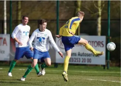  ?? FOTO TOM GOYVAERTS ?? De Zwijndrech­tverdedigi­ng kijkt kansloos toe hoe Peter Smolders de 12 tegen de netten knalt.