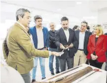  ?? ?? Impresiona­dos. Abascal, Barrera, Núñez o Aguirre, entre otros, quedaron impresiona­dos con el Museu del Bou. El líder de Vox recibió la escultura de una chaquetill­a de Joselito.