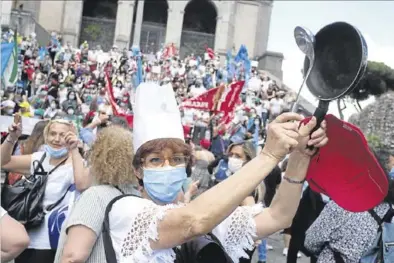  ?? DPA / MAURO SCROBOGNA ?? Protesta de trabajador­es de comedores escolares, ayer en Roma.