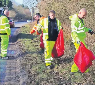  ?? ?? Clean up South Lanarkshir­e Council are taking part in a Keep Scotland Beautiful campaign