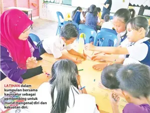  ??  ?? LATIHAN dalam kumpulan bersama kaunselor sebagai pembimbing untuk murid mengenal diri dan kekuatan diri.