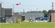  ?? JULIE JOCSAK/STANDARD STAFF ?? Niagara Regional Police secure a perimeter around the Thorold Detention Centre following reports of a riot on Wednesday.